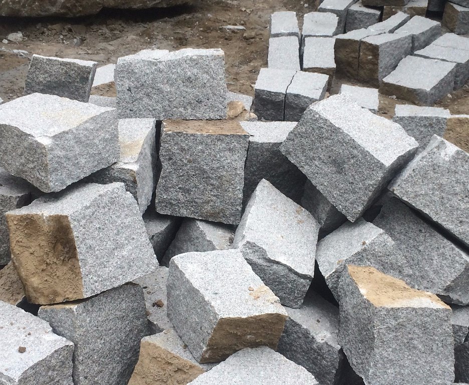 Herstellung und Vertrieb von Granitwürfelsteinen